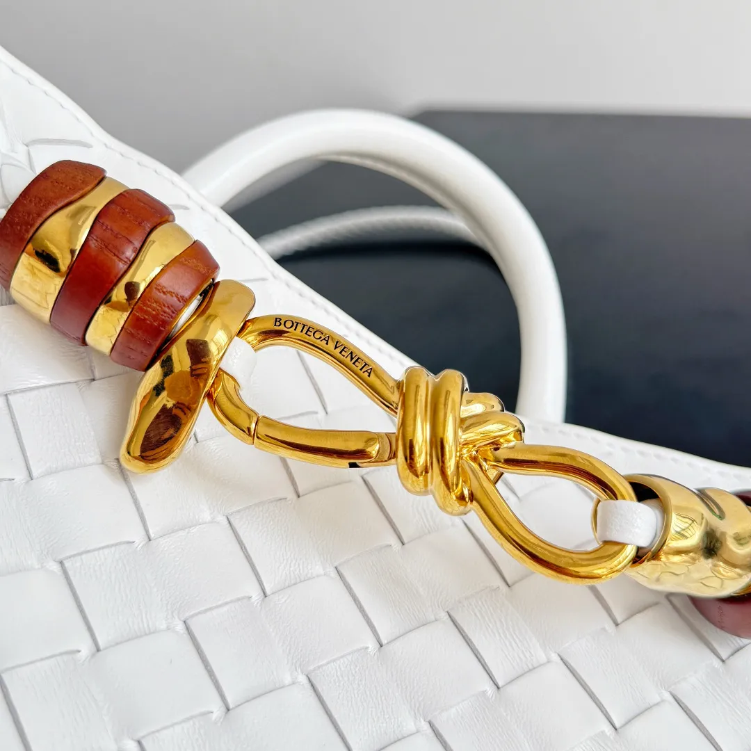 The new Andiamo batch of 3060 BV is shipped‼ ️The classic intercciato weaving process is used to create a soft bag, the metal knot is made of micro-cast aluminum using jewelry technology🪢, and the decorative beads are made of metal and hand-polished oak, allowing you to jump repeatedly between elegance and fun💃, making it unpredictable. Classic and versatile, it shows off your temperament, and the bag has a large capacity, making it very convenient for daily commuting! It has a variety of carrying methods, the shoulder straps can be adjusted by yourself, the original lambskin feels soft and delicate, and the unisex style breaks gender boundaries and brings a more practical and long-lasting use experience. The Andiamo, which has both elegant and casual styles, perfectly interprets the "fashionable old money style". Style number: 743568+wood hardware Color: white Size: 25*22*10.5cm